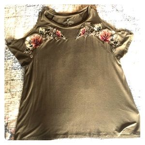 ❌SOLD❌AEO cold shoulder shirt!